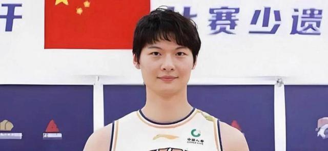 上海久事大鲨鱼男篮王哲林